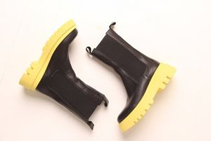 фото  Трендовые цвета в женской зимней обуви 2024 года