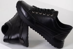 фото  Женские черные кроссовки: элегантность и комфорт для осени